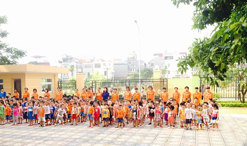 Chào cờ đầu tuần của các bé Trường Mầm non Đô thị Sài Đồng